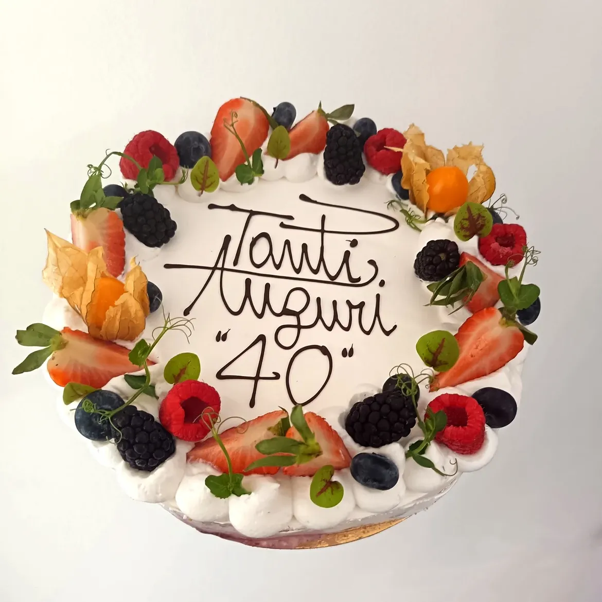 Torta 40 anni Quaranta di Fiaba con panna, frutti rossi e physalis